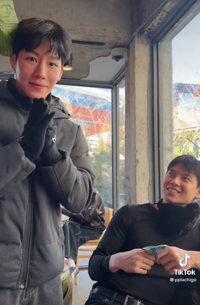 septemberpphar's tweet image. ไม่เลือกงานไม่ยากจน ยัยวอขอตังค์พี่ๆให้ทำไรทำหมด สาววายฟินมาก แล้วยัยหม๋าเด็กทำหน้าเอ้นดุวยัยน่ารักมากเลยดิ เกาหลีหวานมากโว้ยฟินๆ วาสนายัยตัวเล็กน้อ มีแฟนไทป์หม๋าเด็กขี้สปอย 😭😭😭😭😭😭😭😭

#หยิ่นวอร์