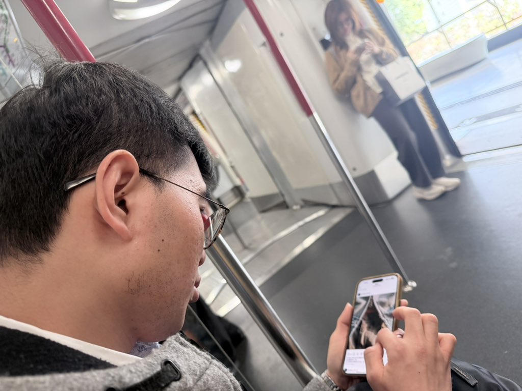 glasses man tweet media