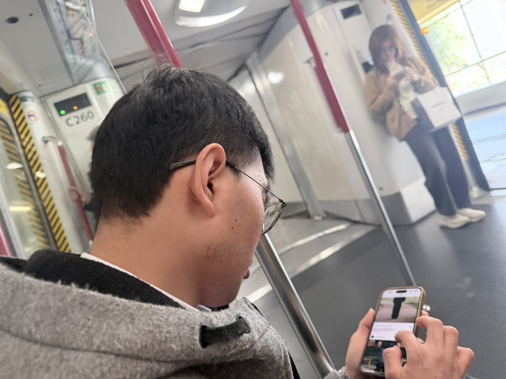 glasses man tweet media