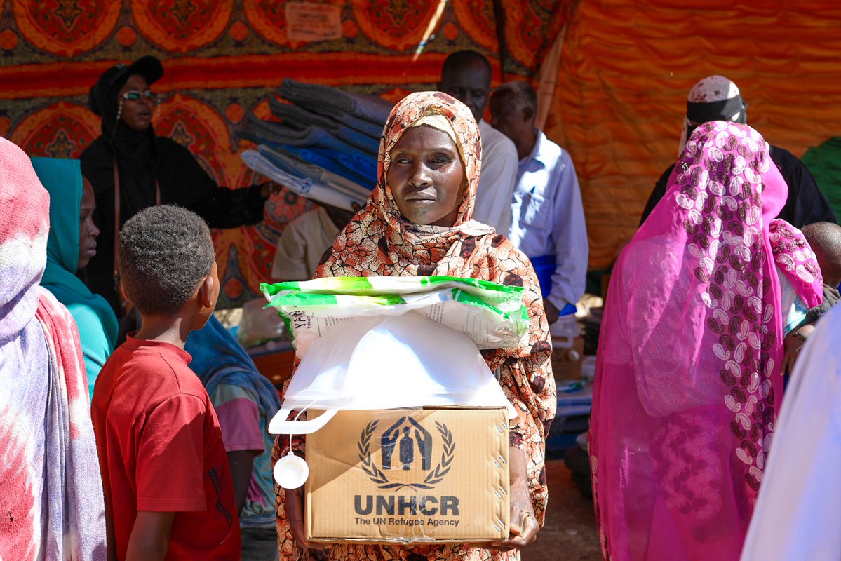 UNHCRinSudan's tweet image. The situation in #Darfur &amp;amp; #Kordofan is deteriorating.Over 65k people fled Kordofan &amp;amp; 107k from #ElFasher since late October.

UNHCR &amp;amp; partners delivered emergency aid incl. shelter,relief items &amp;amp; psychosocial support to displaced families.

🔗Flash Update data.unhcr.org/en/documents/d…