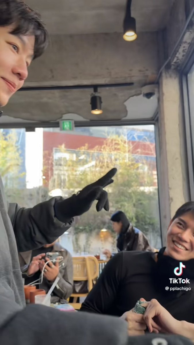 TheoryofYinWar's tweet image. คู่รักมิจฉาชีพมาก พี่อั๋นจ้างให้ยก🤟🏻ให้กัน วอร์ยกแล้ว หยิ่นบอกถ้าให้ยกด้วยต้องหารครึ่ง วอร์ยอมแบ่งด้วย 🤣🤣🤣🤣🤣

#หยิ่นวอร์ #yinyin_anw @yinyin_anw #warwanarat @warwanarat