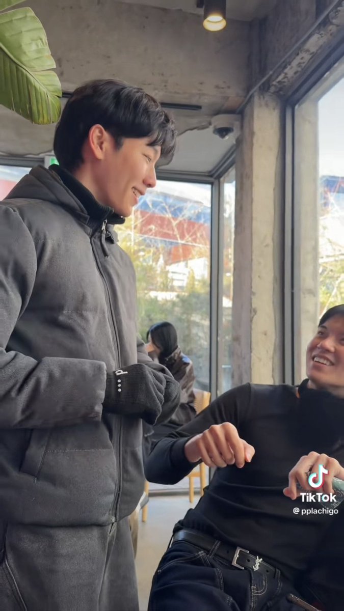 TheoryofYinWar's tweet image. คู่รักมิจฉาชีพมาก พี่อั๋นจ้างให้ยก🤟🏻ให้กัน วอร์ยกแล้ว หยิ่นบอกถ้าให้ยกด้วยต้องหารครึ่ง วอร์ยอมแบ่งด้วย 🤣🤣🤣🤣🤣

#หยิ่นวอร์ #yinyin_anw @yinyin_anw #warwanarat @warwanarat