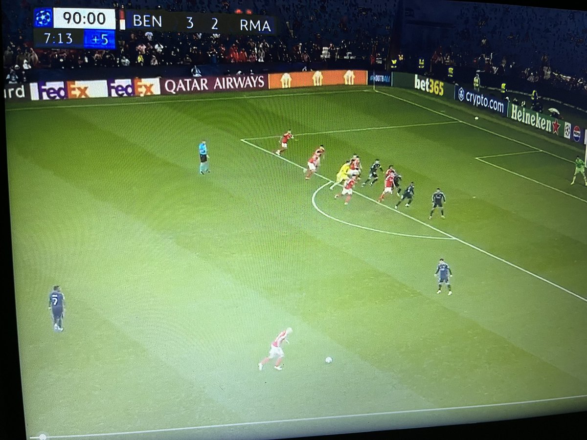 nikop17's tweet image. Le Real, c’est quand même devenu une sacrée dinguerie collective. A neuf contre onze sur un coup-franc du Benfica, t’as encore trois mecs qui pensent qu’ils n’ont pas besoin de défendre. Résultat : un 5 Vs 8 dans la surface

PS : on ne le voit pas sur l’image mais y’a un autre…