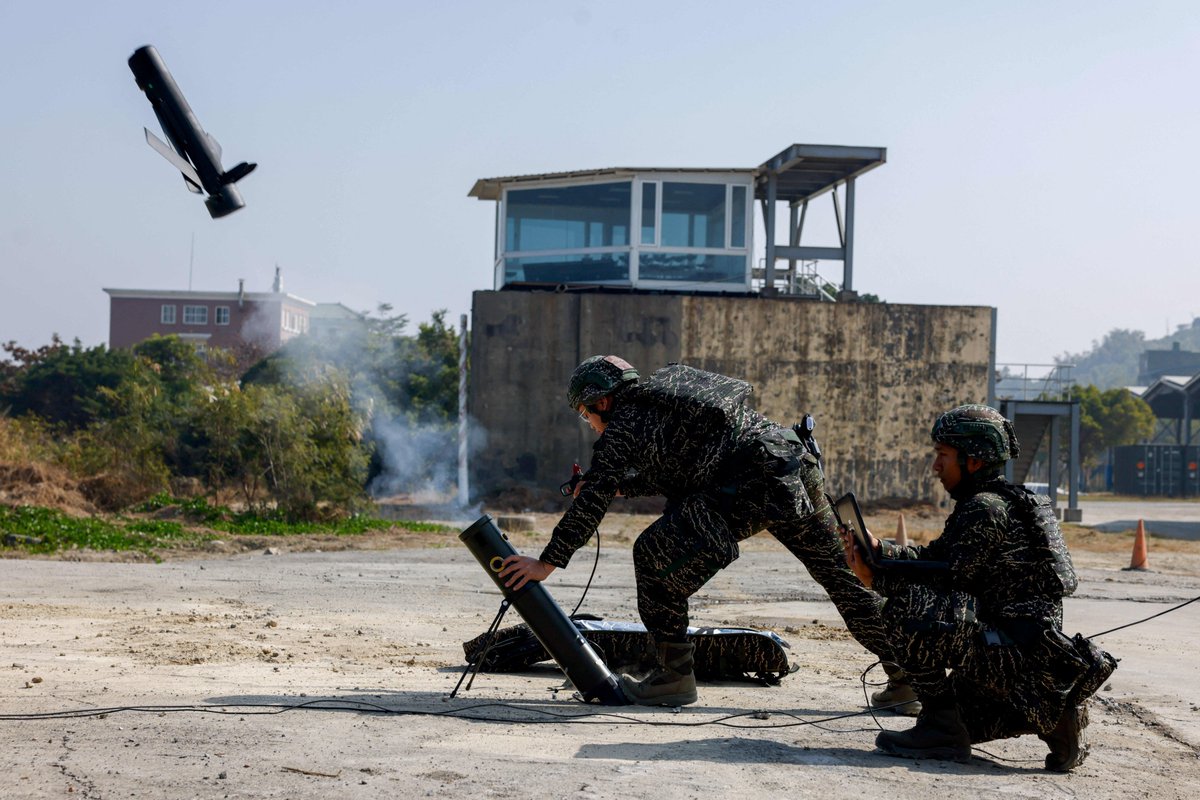 PictureStorry's tweet image. Taiwanese soldiers operate a Taiwan-made attack drone during Lunar New Year military exercises in Kaohsiung.

Picture via Reuters

#Taiwan #MilitaryExercise #AttackDrone #Kaohsiung #picturestory