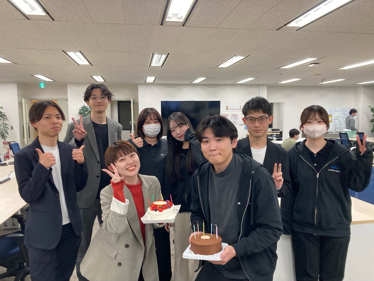 careerbeat's tweet photo. 先日弊社では1月お誕生日のメンバーの
お祝いをしました🍰弊社では毎月一緒に働く仲間たちの��生日を会社全体でお祝いする文化があります★
これが結構嬉しいんです🥰

https://t.co/uRvy45F6LA 
#27卒と繋がりたい #28卒と繋がりたい #新卒採用 #中途採用 https://t.co/MnpPvA8ZLH