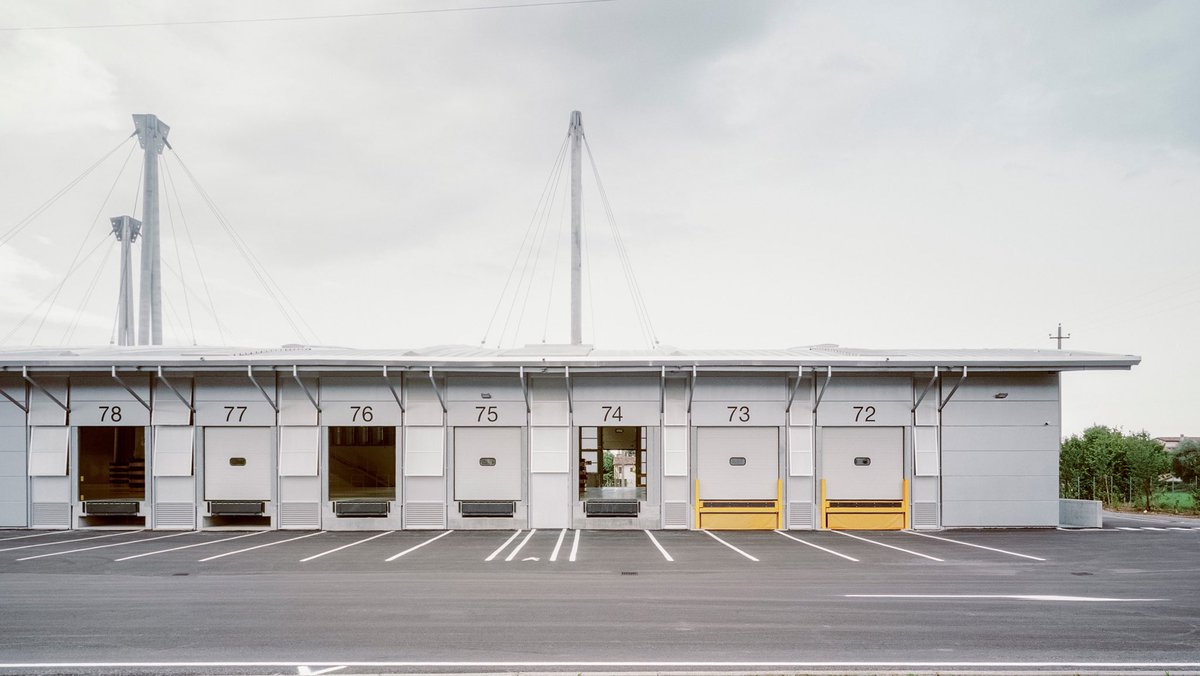arquitect_viva's tweet photo. Almacén logístico para D.B. Group en Montebelluna. Italia
studio Bressan & Studio Botter
https://t.co/V0REomj3iZ
El elemento constructivo que define la identidad del edificio es la cubierta, sostenida por tres grandes tirantes metálicos y por un sistema estructural de vigas reticulares principales y secundarias que permite liberar completamente el espacio interior de pilares, generando un gran ámbito único con una altura útil generosa. La cubierta integra lucernarios continuos que aportan luz cenital a los espacios operativos, reduciendo la necesidad de iluminación artificial.
Fotografías: Aldo Amoretti