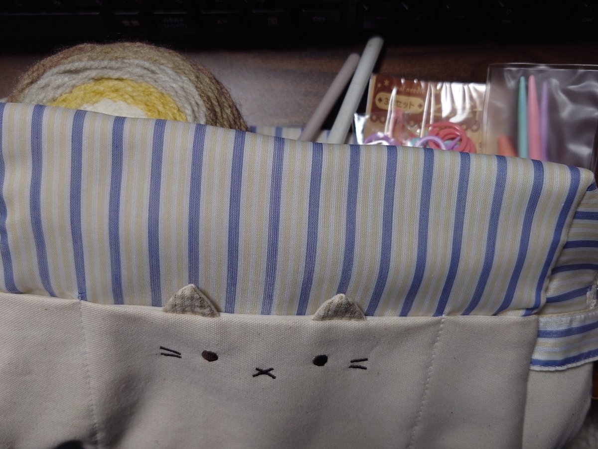 つみきさんのポーチ、なにに使うか悩んでたんだけど、これ、いいのでは？？？
ベストの編みかけはちょっと厳しそうだけど、シュシュとか、お花パーツとか小さめのものなら、ちょうど良さそう。
毛糸も２、３個入りそうだし。
棒針は入らないから、かぎ針専用だけど、私の気分も上がるし、よきよき。