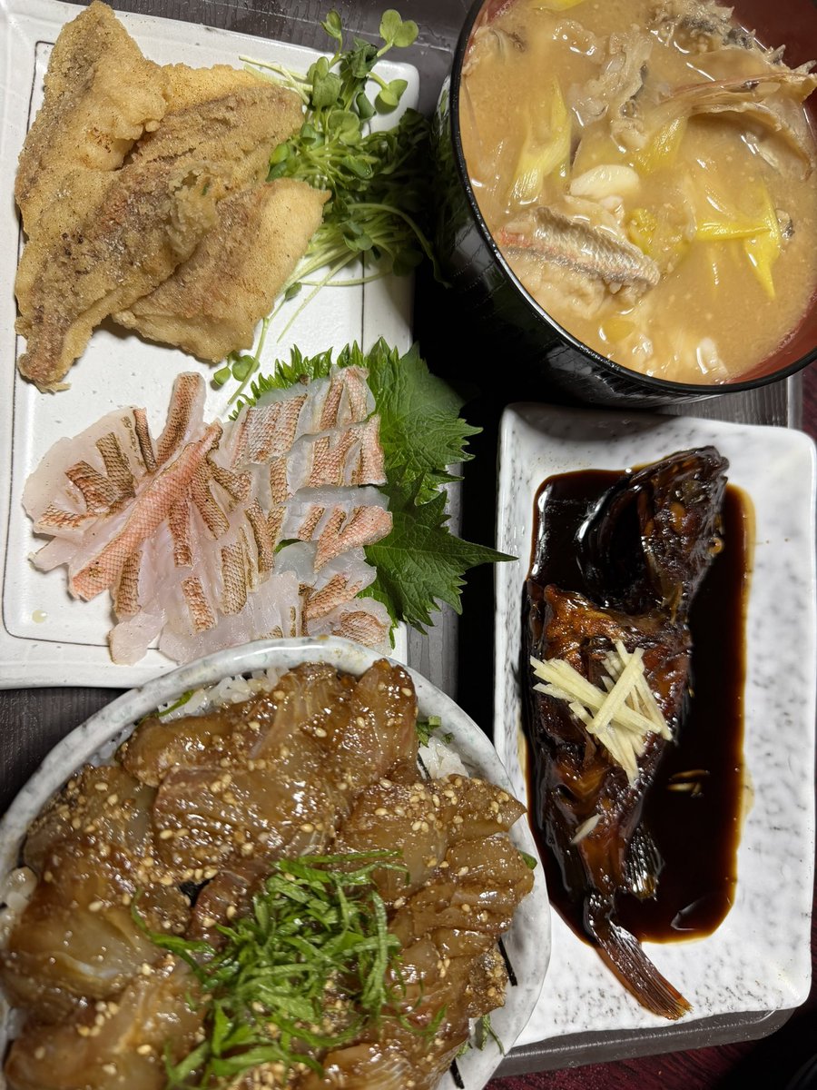 orange_2403's tweet photo. この前釣った魚…誰にも渡せへんかったから仕方なく調理🙌🏼
#sldj #tgスロー
#アヤメカサゴ
#マダイ
#レンコダイ https://t.co/nYiFkSGBI3