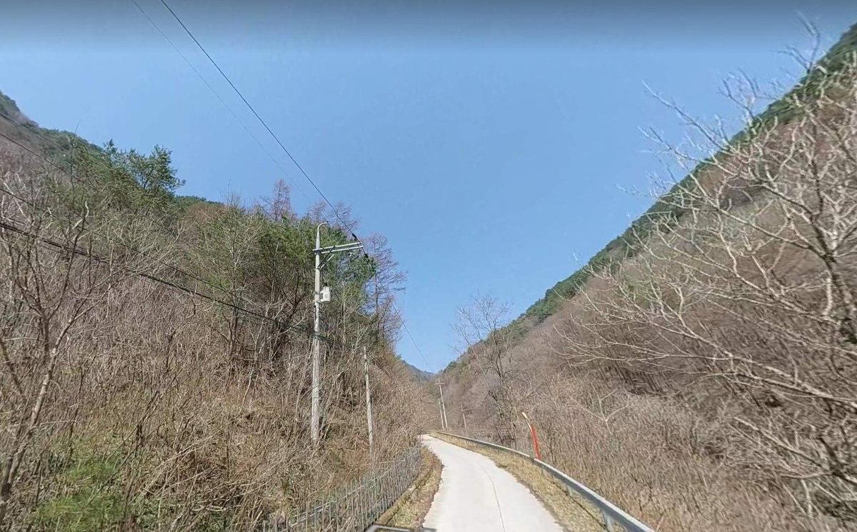 대한민국에서 제일 긴 지명

 - 자유논객연합 nongak.net/board/index.ht… 

‘안돌이지돌이다래미한숨바우’를 해석하자면

‘바위가 많아서 안고서 지나고, 등지고 겨우 돌아가고, 
다람쥐도 한숨을 쉬면서넘어가는 바위길’
이라는 뜻이다. 

참 길기도 하다는 느낌이 들면서도,
이렇게 긴 이름을 참 이쁘