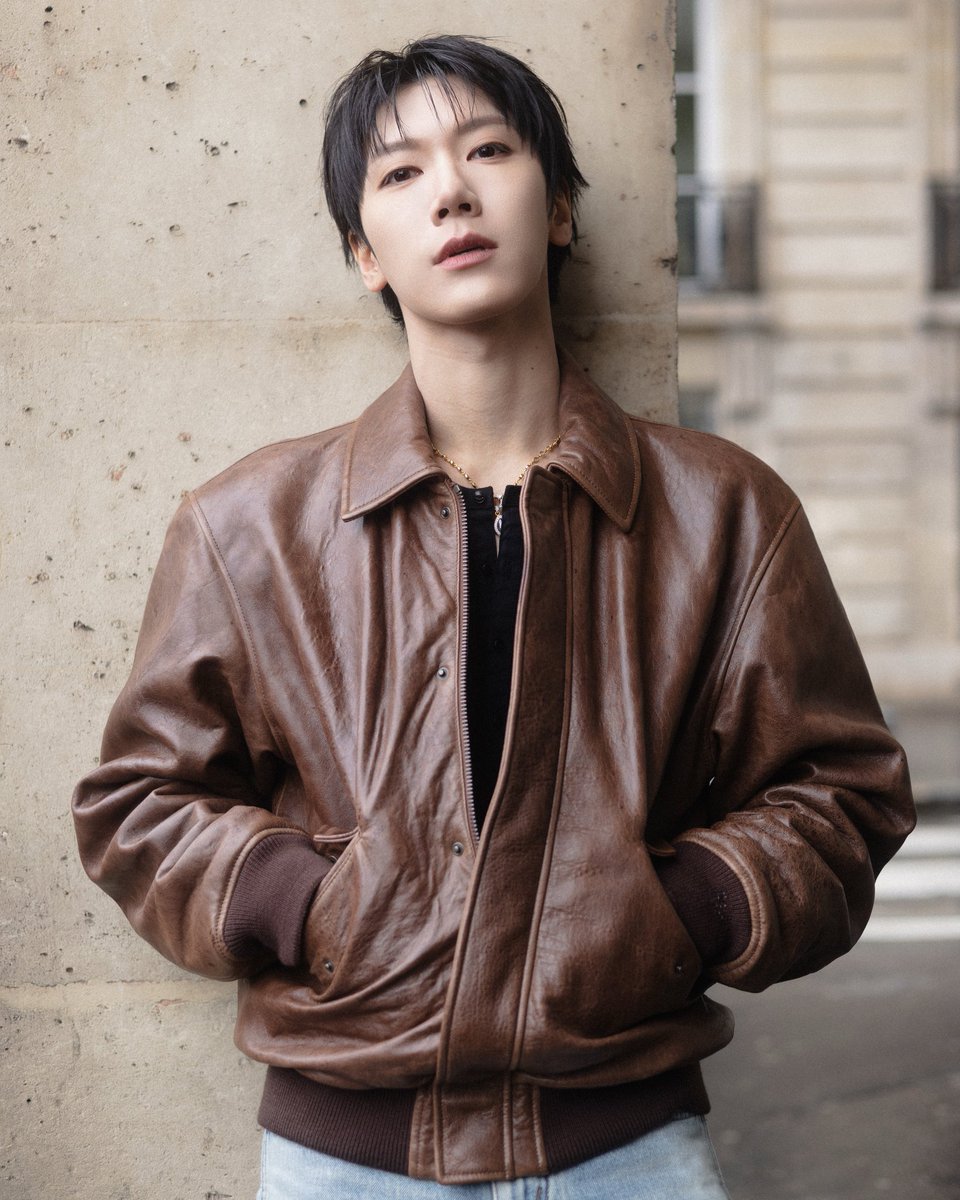 Praewdaily's tweet image. ซูมลุคสตรีทของ "เตนล์ ชิตพล" ที่กรุงปารีส ในลุคแบบ effortless จาก #YSL แจ็กเก็ตหนังแกะผิวเกรนสไตล์วินเทจ จับคู่กับกางเกงยีนส์ผ้าเดนิมสีน้ำเงิน South Blue ทรงหลวม เสริมด้วยกระเป๋าทรงโฮโบหนังผิวเกรนรุ่น Bold และรองเท้าบู๊ตเชลซีหนังเรียบรุ่น Wyatt…