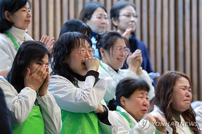 학교급식법 개정안 본회의 통과, 기뻐하는 학교급식 노동자들
v.daum.net/v/202601291510…