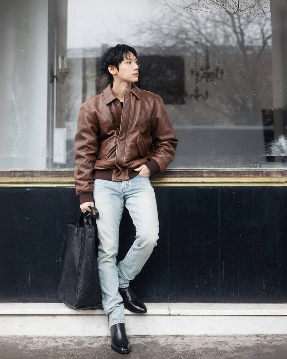 Emp_Emq's tweet image. #TENLEE  สร้างโมเมนต์แฟชั่นน่าจับตาด้วยลุคสตรีทสไตล์ในกรุงปารีส ถ่ายทอดเสน่ห์ความเท่และความร่วมสมัยผ่านไอเท็มไอคอนิกที่สะท้อนตัวตนได้อย่างชัดเจน

เตนล์ ชิตพล มาในลุคเท่แบบ effortless ด้วยแจ็กเก็ตหนังแกะผิวเกรนสไตล์วินเทจ จับคู่กับกางเกงยีนส์ทรงหลวมรังสรรค์จากผ้าเดนิมสีน้ำเงิน…