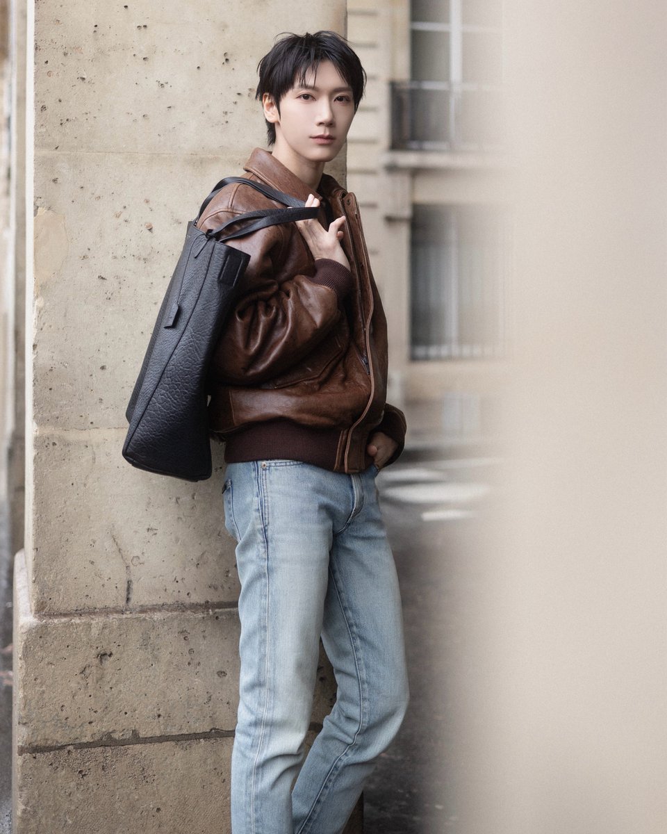 Emp_Emq's tweet image. #TENLEE  สร้างโมเมนต์แฟชั่นน่าจับตาด้วยลุคสตรีทสไตล์ในกรุงปารีส ถ่ายทอดเสน่ห์ความเท่และความร่วมสมัยผ่านไอเท็มไอคอนิกที่สะท้อนตัวตนได้อย่างชัดเจน

เตนล์ ชิตพล มาในลุคเท่แบบ effortless ด้วยแจ็กเก็ตหนังแกะผิวเกรนสไตล์วินเทจ จับคู่กับกางเกงยีนส์ทรงหลวมรังสรรค์จากผ้าเดนิมสีน้ำเงิน…