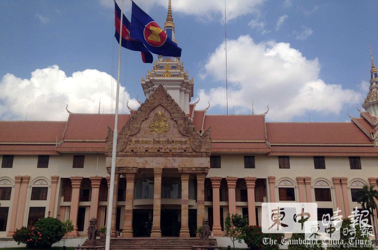 【柬埔寨严正抗议泰方法律申诉 指违背停火共识与国际法原则】

柬埔寨政府就泰国国家安全委员会针对2025年柬泰边境冲突事件，向泰国法院对柬埔寨参议院主席洪森及总理洪玛耐提起法律申诉一事，正式提出严正抗议。

新闻链接：cc-times.com/posts/31104