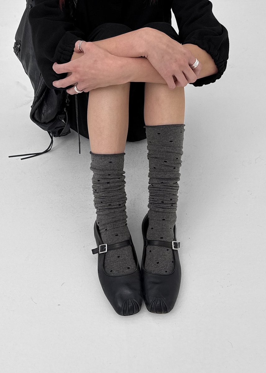 양말은 요 도트 니삭스 주름잡아서 신은 거예요
코디할 때 포인트 주기 좋아서 두 컬러 다 소장함

s.zigzag.kr/abr/2Tkbs3cWP9
(링크를 통해 리워드 제공받습니다!)