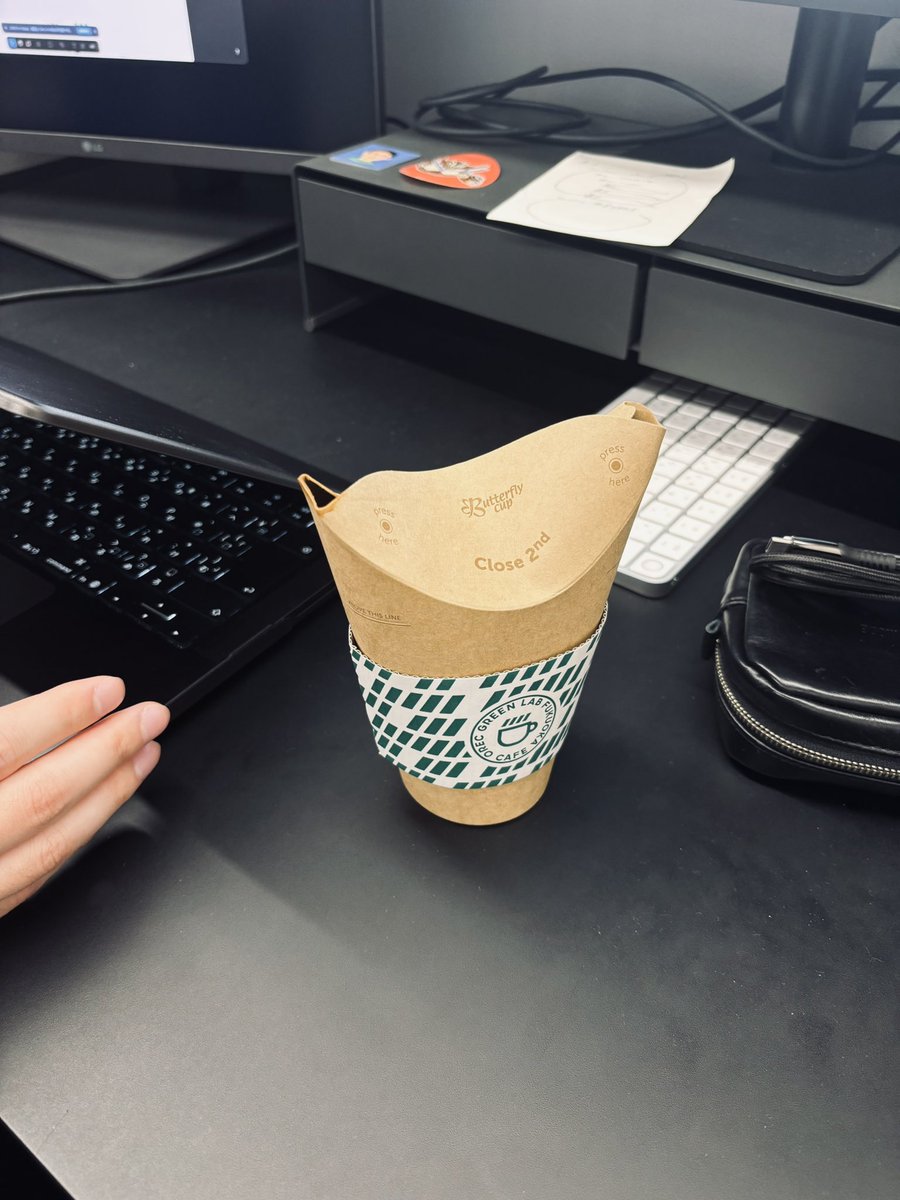 今週から5iveにジョインした兼光さん <a href="/Vader57971319/">Vader / Kanemitsu / 5ive Inc.</a> 
ふらっと外に行って帰ってきたと思ったら、見たことない形のコーヒー買ってきた