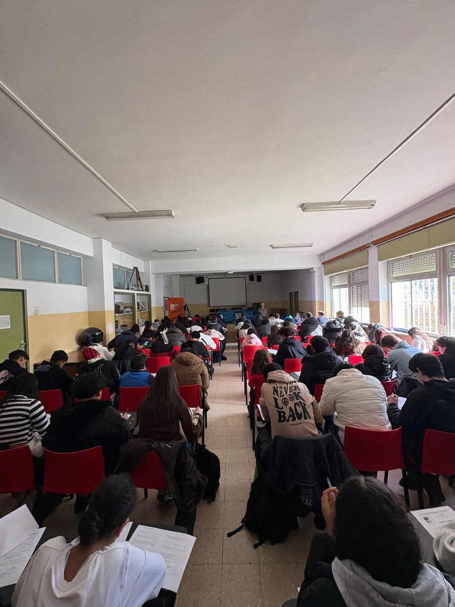 Se ha celebrado la sesión del Concurso de Primavera de Matemáticas y ha tenido un gran éxito de asistencia que ha desbordado nuestra Aula Magna ¡Enhorabuena a todos los que se han animado a presentarse! #EPAS #EscuelasEmbajadoras #erasmusplus #iesquevedo #educacionpublica 🇪🇺🇪🇺🇪🇺