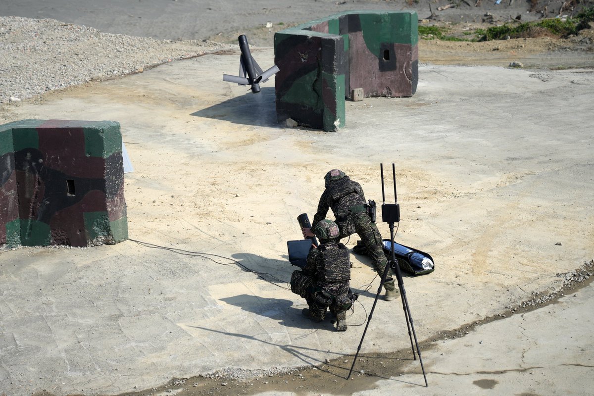 MoNDefense's tweet photo. On Day 3 of the #ROCArmedForces annual media event Increased Readiness during Chinese New Year, the #ROCN Fleet and #ROCMC teamed up with UAVs and missile fast attack craft to showcase their ability to dominate the littoral battlespace. https://t.co/Ccj7OlVS8v