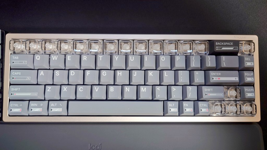 _ichinose_yui's tweet photo. LUMINKEY Magger 68 HE Performance
上1列と矢印キーをクリアキーキャップに変更(BACKSPACEのみ変更なし)

Keychron K0 Max

Logicool グラファイト パームレスト

グレー系で揃えてみた！
この組み合わせなら白デスクにも合いそう https://t.co/2EDgF30OAb