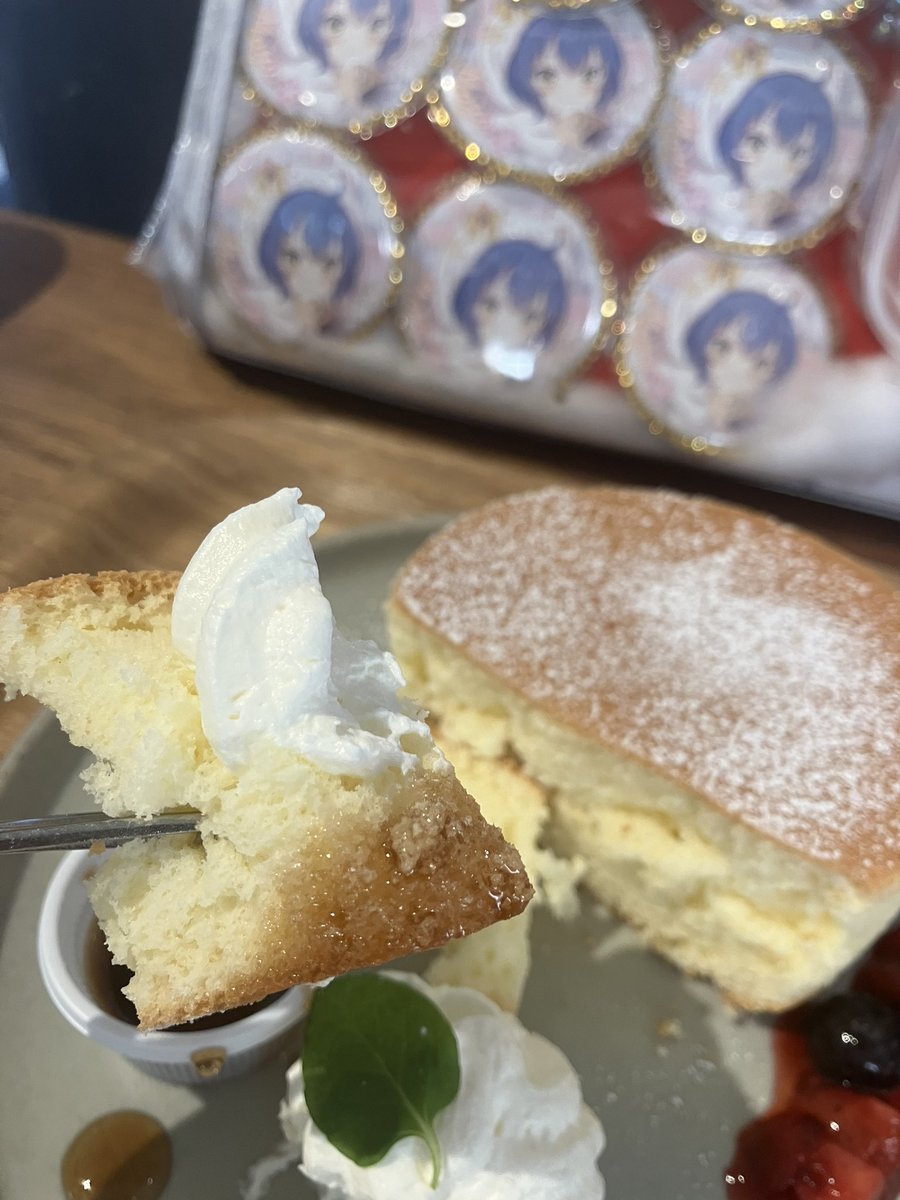SuperAKKUN21's tweet photo. ごちうさの可愛いコラボパネルを見ながらチノちゃんと優雅にくつろぐ午後(*´꒳`*)
ふわふわでほんのり甘いパンケーキが堪らない🥞
チノ『缶バッジも特典も当たりました‼️ニッコリ』
缶バッジもコースターも1発でチノちゃん出てくれて、正に至福のひとときですわ✨✨
#ご注文はうさぎですか
#LATTEST https://t.co/ICUe8pm9S7