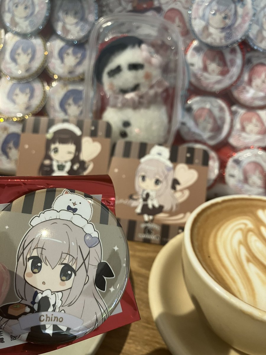SuperAKKUN21's tweet photo. ごちうさの可愛いコラボパネルを見ながらチノちゃんと優雅にくつろぐ午後(*´꒳`*)
ふわふわでほんのり甘いパンケーキが堪らない🥞
チノ『缶バッジも特典も当たりました‼️ニッコリ』
缶バッジもコースターも1発でチノちゃん出てくれて、正に至福のひとときですわ✨✨
#ご注文はうさぎですか
#LATTEST https://t.co/ICUe8pm9S7