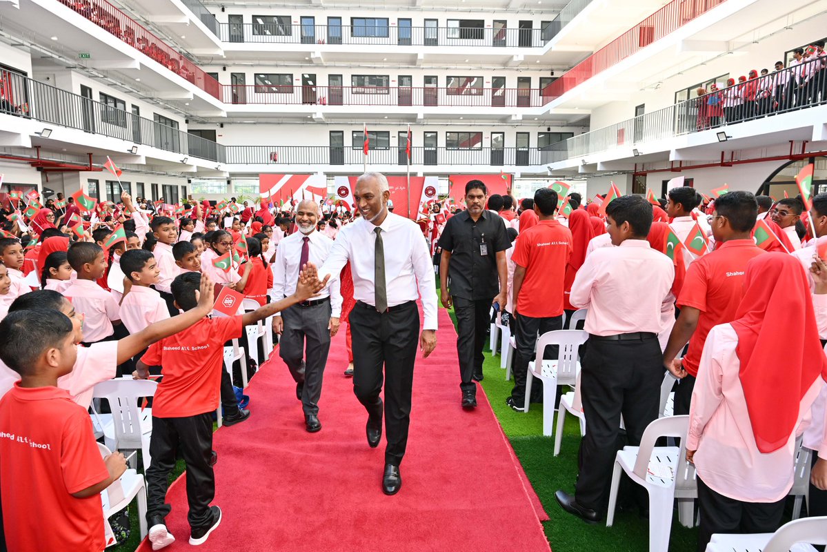 A memory that child will never forget. 👋🏻