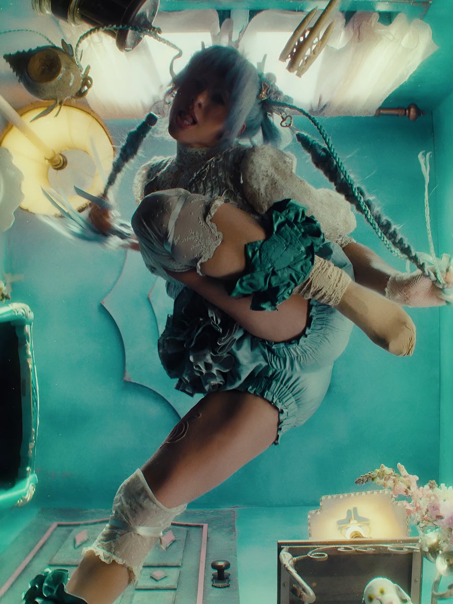 “POSSESSION” debuts at #18 on the US iTunes songs chart, becoming her highest entry in the country to date.