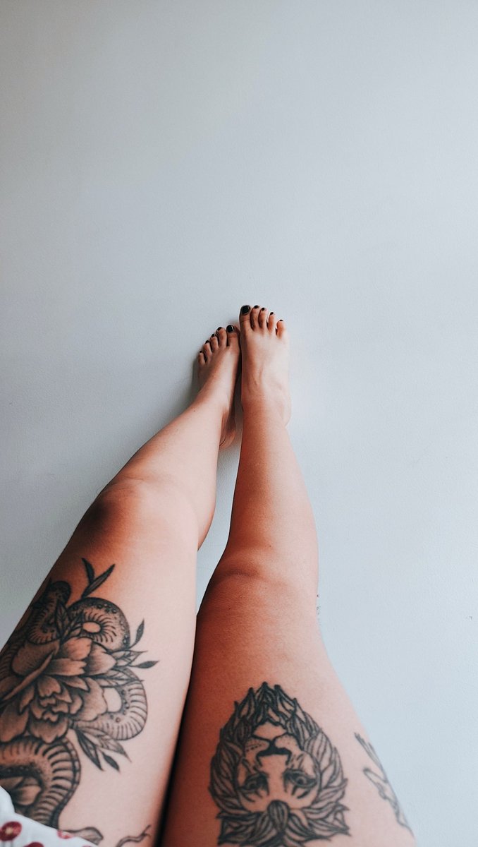 VelvetToes__'s tweet photo. You don’t need everything revealed to feel tempted.

Sometimes… it’s just the feet 👣

Public teasers | Private access available (soon) 

#feetfetısh #FeetContent #Footmodel #feetworshi̇p #Sensual https://t.co/wbQdbCeYq5