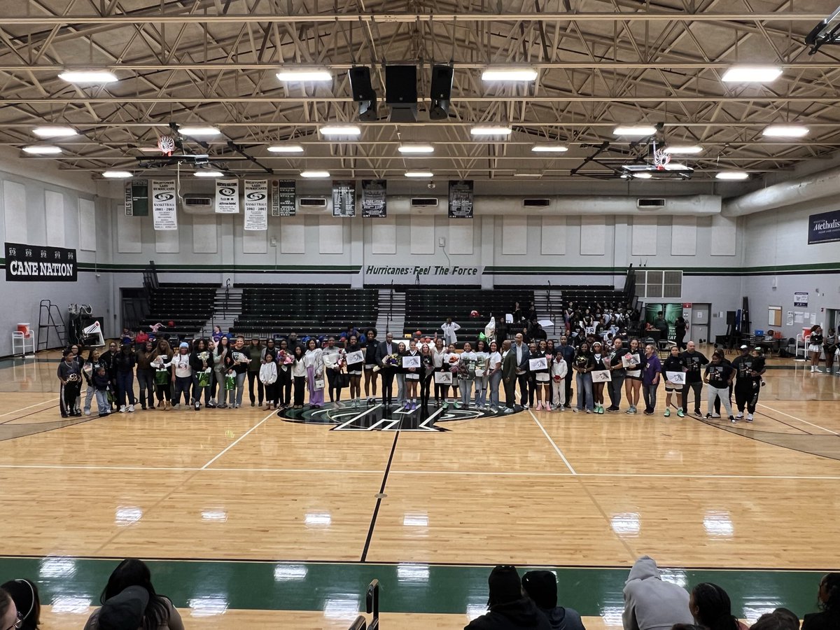 LadyCaneHoops's tweet photo. Congratulations SENIORS! The Sisterhood is so proud of you! 🎉🥳🎊 #seniornight https://t.co/KDsd8DTmxR