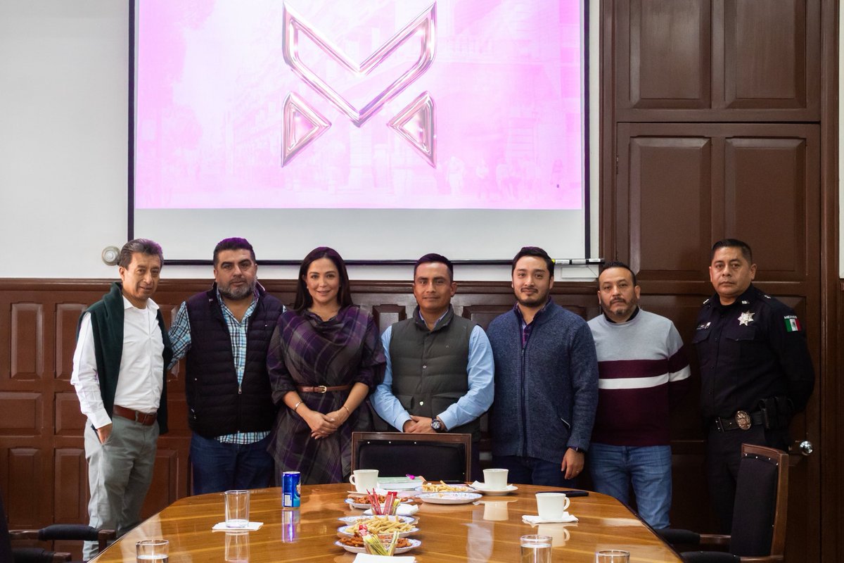 MarcelaMonV's tweet photo. En la Comisión de Trabajo nos preocupamos y ocupamos por las y los trabajadores del municipio.

Sostuvimos una productiva reunión con artesanos de Puebla Capital para dialogar sobre temas de movilidad, con el acompañamiento de la Secretaría de Seguridad Ciudadana del Gobierno de la Ciudad.

Reconozco la disposición del Mayor Isidro Miguel Cruz, subsecretario de Operatividad Policial, y del director de Tránsito Municipal, Ricardo Flores Huepa. 

¡Continuamos trabajando alineados a la visión de nuestro alcalde Pepe Chedraui!