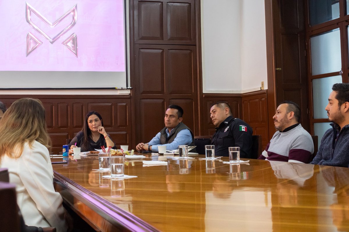 MarcelaMonV's tweet photo. En la Comisión de Trabajo nos preocupamos y ocupamos por las y los trabajadores del municipio.

Sostuvimos una productiva reunión con artesanos de Puebla Capital para dialogar sobre temas de movilidad, con el acompañamiento de la Secretaría de Seguridad Ciudadana del Gobierno de la Ciudad.

Reconozco la disposición del Mayor Isidro Miguel Cruz, subsecretario de Operatividad Policial, y del director de Tránsito Municipal, Ricardo Flores Huepa. 

¡Continuamos trabajando alineados a la visión de nuestro alcalde Pepe Chedraui!