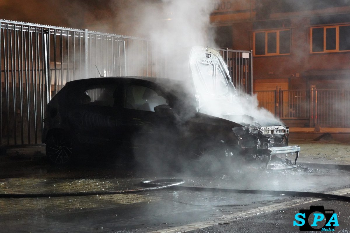 Geparkeerde auto brandt volledig uit in Rotterdam