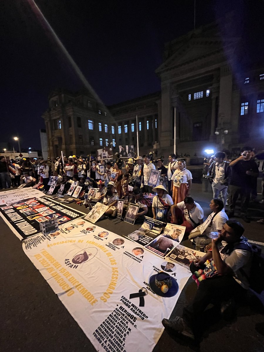 #MarchaDeSacrificio llegó a palacio de justicia. Familiares de víctimas de represión 2022-2023 del régimen de Boluarte expresan su indignación por 3 años de demora en investigaciones.
En cobertura #PolíticamenteInsurrecto