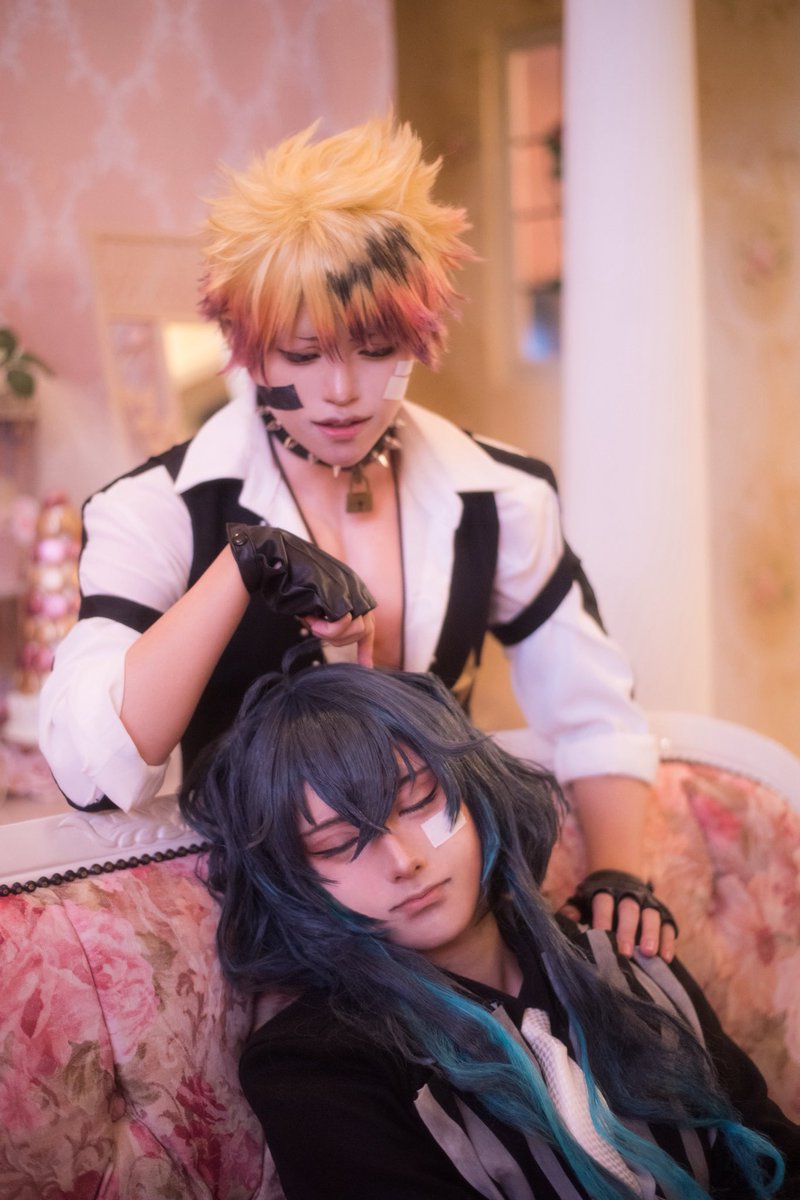 midori162s's tweet photo. cos . 

⚔️「ｽｰ…ｽｰ…」zzz
🍽️「おい、ﾊﾞｽﾃｨ〜ﾝ。そろそろ起きろよ〜」

#aknkパレスの忘年会 https://t.co/H9BlZb9rxl