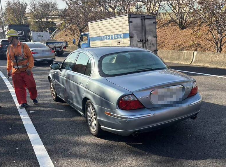 wangya591's tweet photo. ❓詭異！國道1號彰化交流道南下匝道今晨傳出轎車冒煙起火，消防人員趕抵後卻未發現明火，駕駛更離奇失蹤不見蹤影。警方將車輛拖吊，擬透過車牌聯絡車主到案，釐清駕駛失蹤及車輛異狀原因。#國道離奇事件 #彰化火燒車 #駕駛失蹤 https://t.co/HBSlAI5iyc