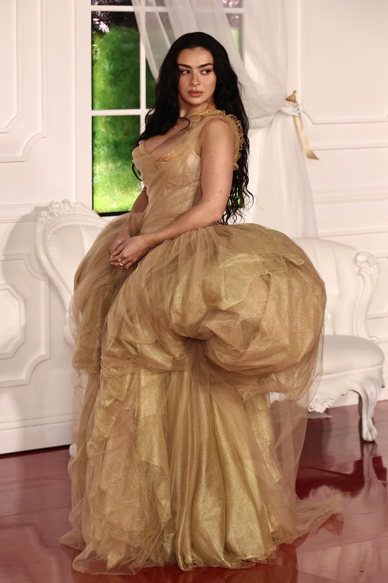 metgalacrave's tweet image. Charli XCX at the "Wuthering Heights" World Premiere.