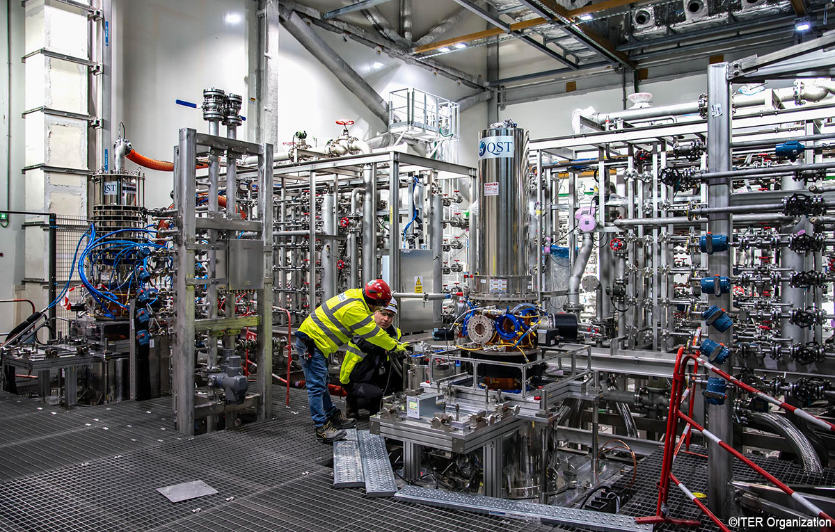 iterjapan's tweet image. 📣#ITER 最新情報✨
日本🇯🇵が調達を担当した「ジャイロトロン」（2機目）が、#ITER 建設サイト内の試験装置に設置完了✨
現在試運転中の初号機（📸左側）の隣に設置され、据付作業が進められています👷‍♂️
日本が調達したジャイロトロンには「#QST」のロゴが輝いていますね😆！
iter.org/node/20687/sec…
