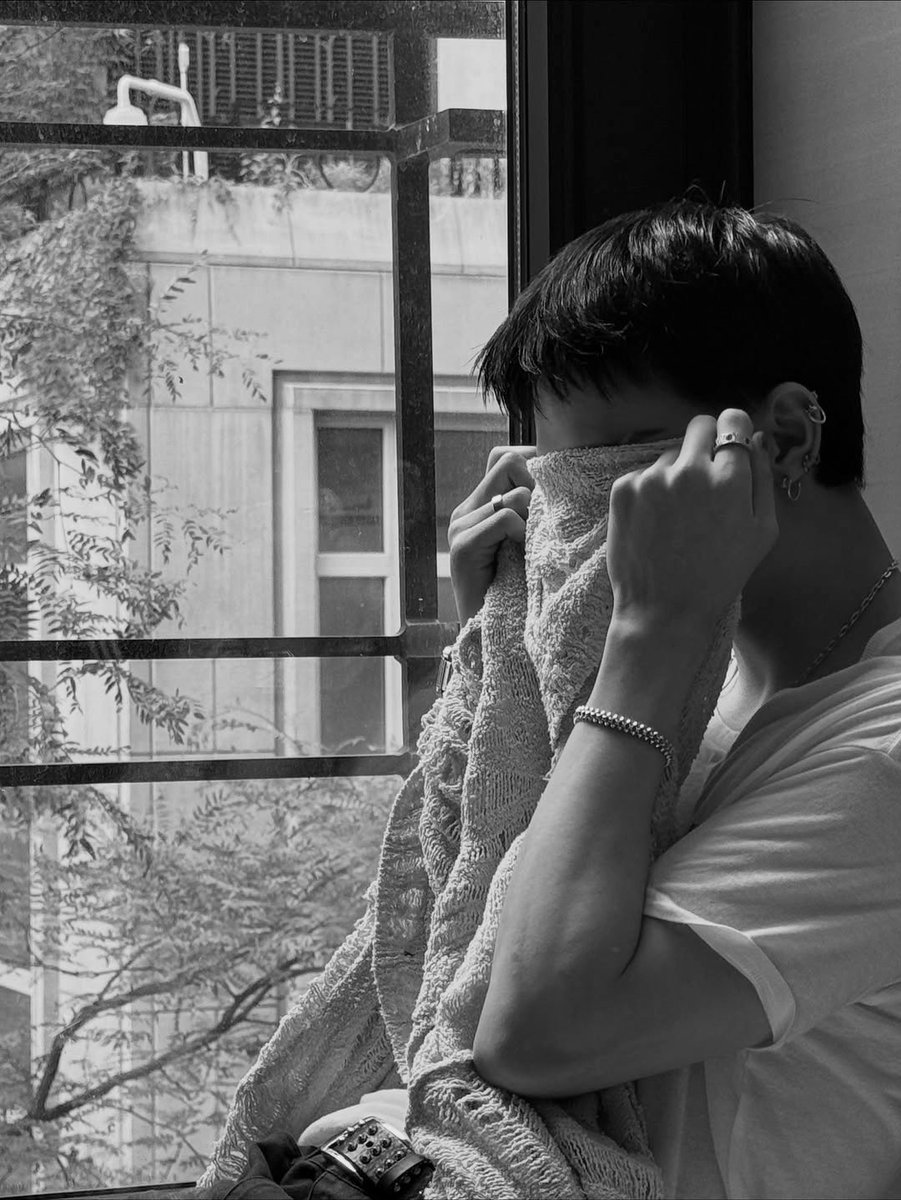 just another quiet afternoon by the window. wrapped in bnw and blurry thoughts while trying to capture how peaceful the world looks from here.