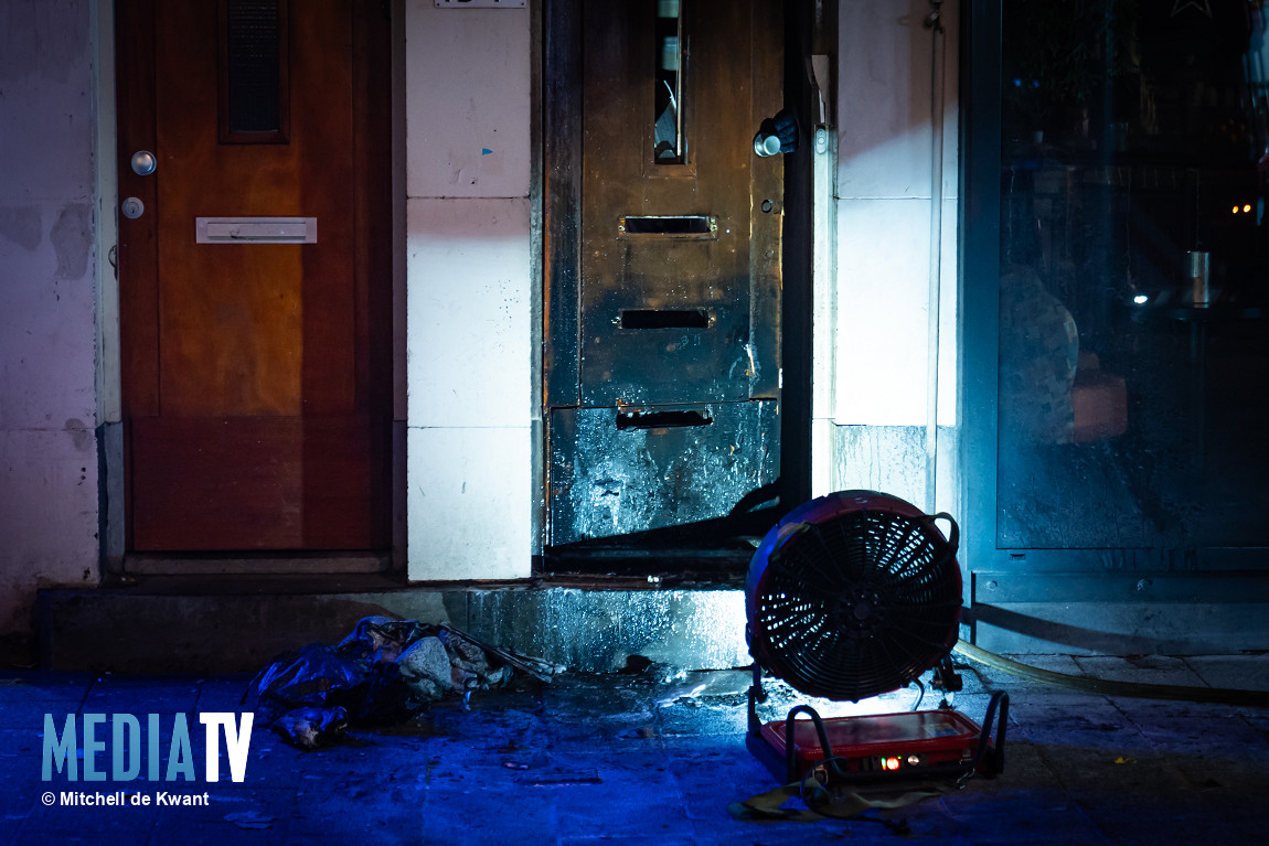 Explosie veroorzaakt brand bij toegangsdeur van woningen in Rotterdam