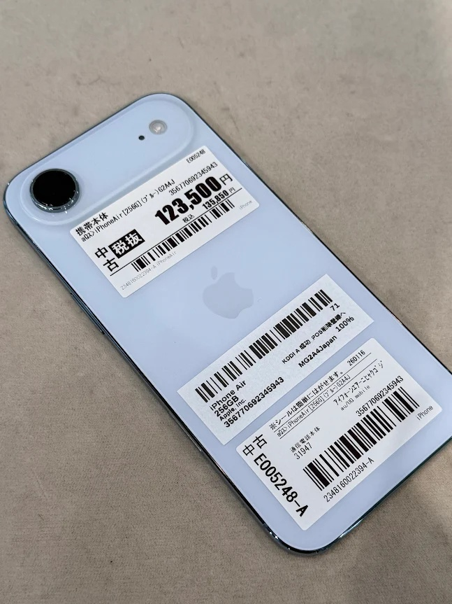 worldmobile0022's tweet photo. 【この投稿が対象】iPhone1円リポストキャンペーン実施中！（※詳細は固定ポスト等をチェック！）

🔥超・極上品が入荷しました🔥

話題の薄型モデル 📱iPhone 17 Air (256GB)

なんと… バッテリー最大容量【100%】🔋✨

中古Aランク表記ですが、ほぼ新品と言っていいレベルの美しさです🥺
これは即売れの予感…！🤔 

店頭で実物確認できますのでぜひお早めに🙌

ゲオモバイル365Plus1池袋駅東口店 マップ →https://t.co/XRZqFQ1jQL