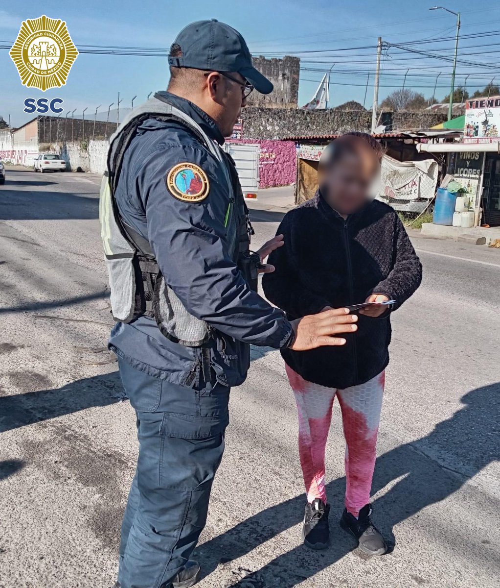 SSC_CDMX's tweet photo. #ColoniasSeguras | Para prevenir la comisión de delitos, policías del los sectores #Topilejo y #Fuente visitan #CasaXCasa de la colonia #MesaLosHornos y el pueblo #ParresElGuarda, de la alcaldía @TlalpanAl, para mantener comunicación directa con vecinas y vecinos.
#JefaDeGobierno #ZonaSur @ClaraBrugadaM