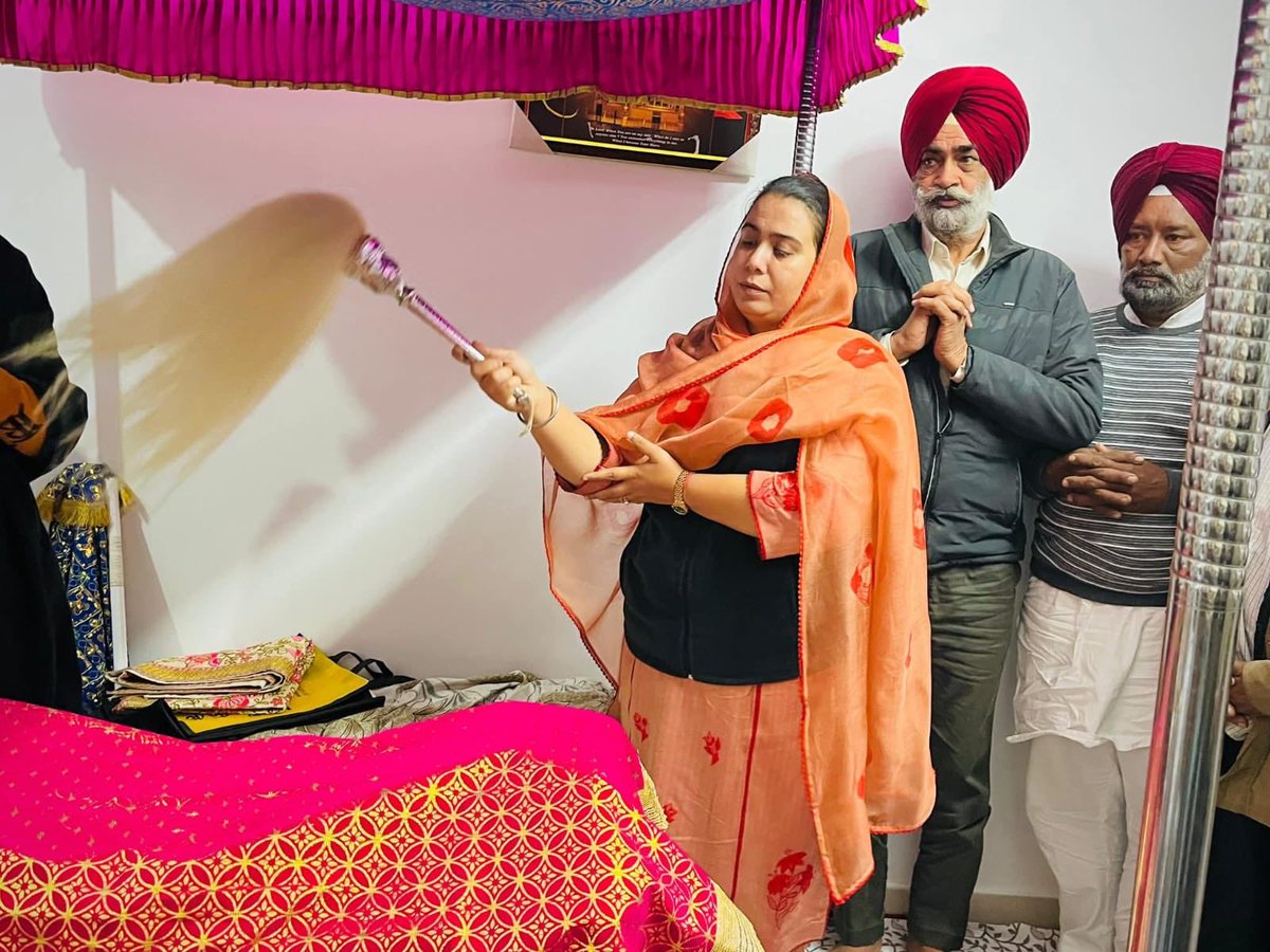 IYCPunjab's tweet image. ਗੁਰੂ ਸਾਹਿਬ ਦੀ ਸੇਵਾਂ ਜਾਂ ਲੋਕ ਦਿਖਾਵਾ,ਆਪ ਵਿਧਾਇਕਾਂ ਵੱਲੋਂ ਅੱਧਾ ਸਿਰ ਨੰਗਾਂ ਲੱਗਦਾ ਏਨਾਂ ਨੂੰ ਕੋਈ ਗੁਰੂ ਸਾਹਿਬ ਦਾ ਵੀ ਡਰ ਭੈਅ ਨਹੀਂ ਰਿਹਾ, ਅਤੇ ਗੁਰੂ ਸਾਹਿਬ ਦੀ ਸੇਵਾ ਲੋਕ ਦਿਖਾਵੇ ਵਜੋਂ ਕੀਤੀ ਜਾ ਰਹੀ ਹੈ!!
#showoff #punjab #PoliticsLive #debate