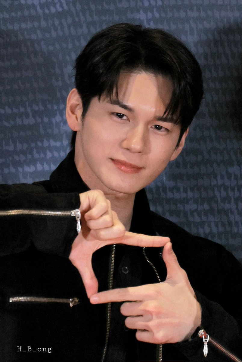 #옹성우 오늘도 화이팅💪
#위로 도 추운날씨 잘생김 저장📸하시고 화팅하세옹 
#왕과사는남자  vip 시사회