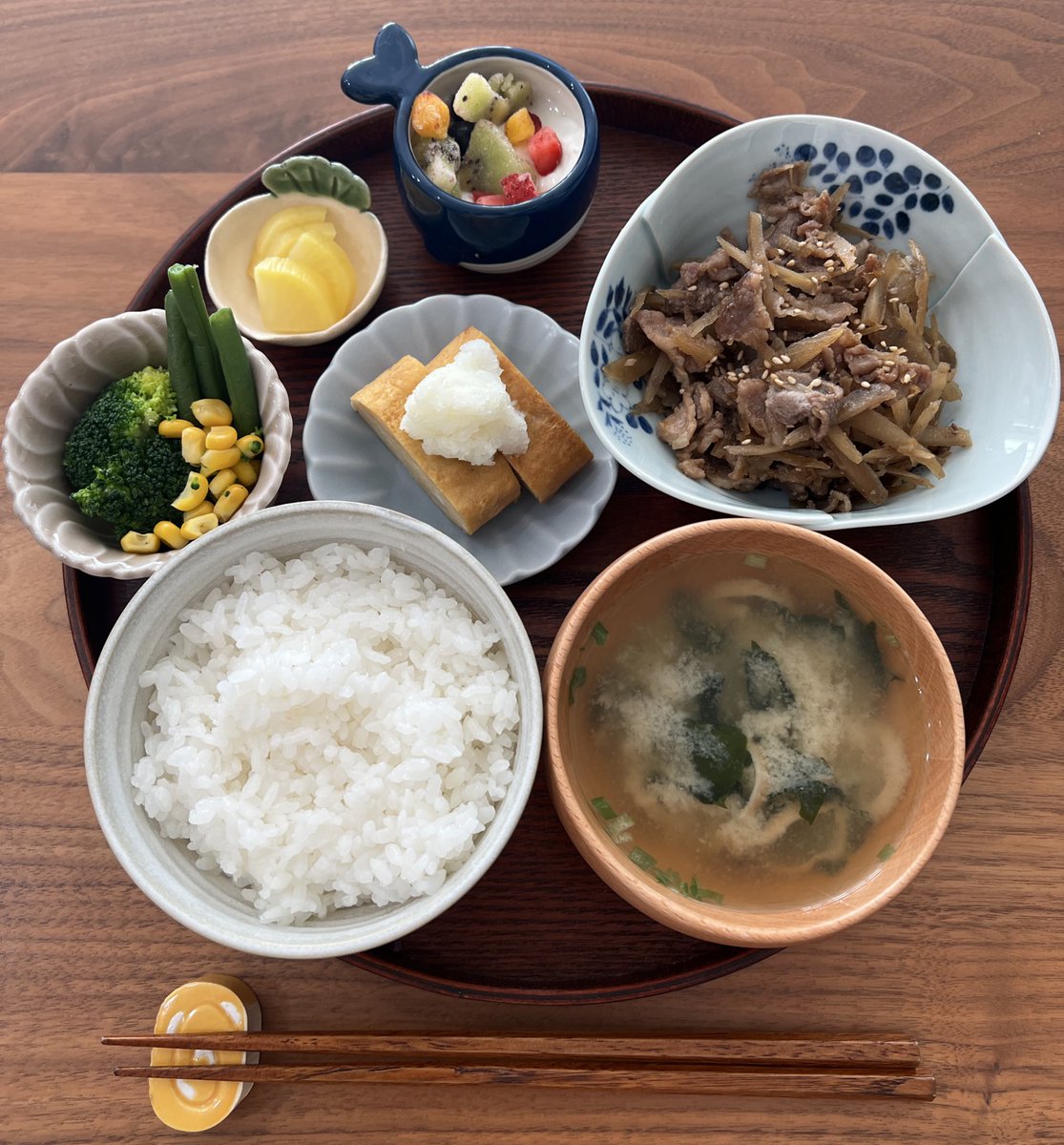 uchan_gohan's tweet photo. 朝昼ごはん🍚

豚こましぐれ煮
卵焼き
サラダ
漬物
お味噌汁
ヨーグルト

今日のポイントはくじら🐳の器🤣笑
水族館で買ってお気に入り♡

 #おうちごはん  #朝食  #昼食 https://t.co/MKaKpHoTti