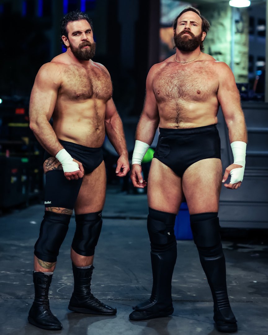 TensaiLuckii's tweet image. I finally figured out who Mark Davis and Jake Doyle remind me of