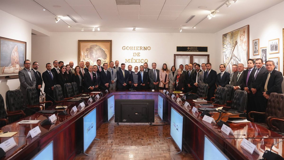 AmiaMexico's tweet photo. Agradecemos el interés, disposición y colaboración de la Presidenta @Claudiashein y de su Gabinete para avanzar en el diseño de un plan integral que contribuya a fortalecer la competitividad de la industria automotriz en México, en una coyuntura internacional compleja. https://t.co/uXXNClzQxO