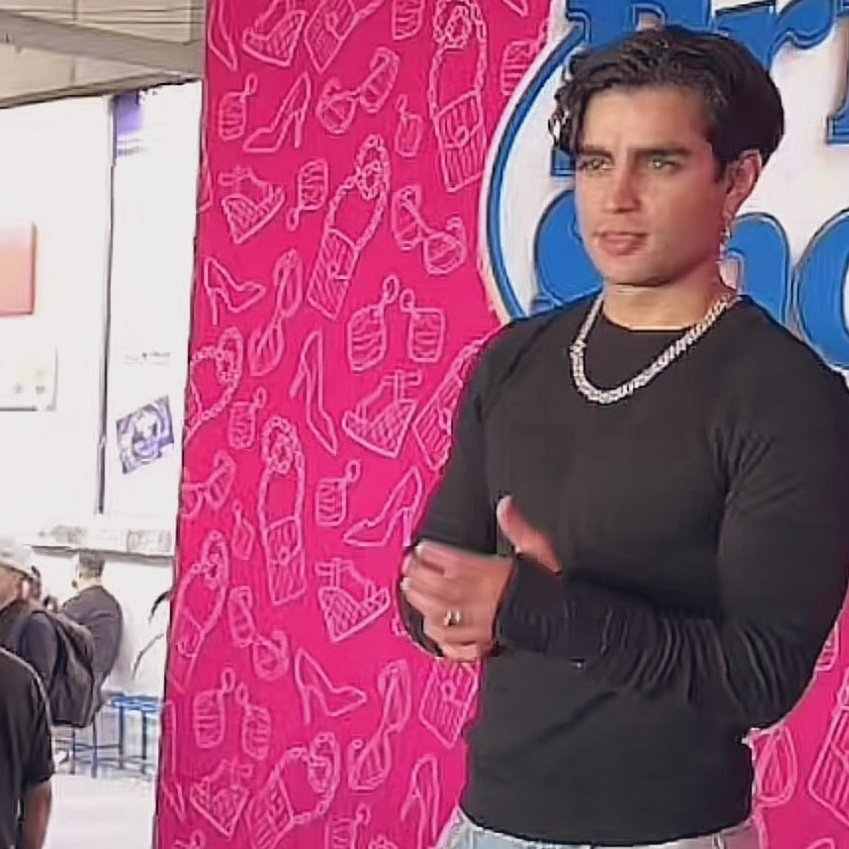 Aarón y Aldo no nos avisaron que hoy había competencia de disfraces de la roca 😔

#AldoXAaron