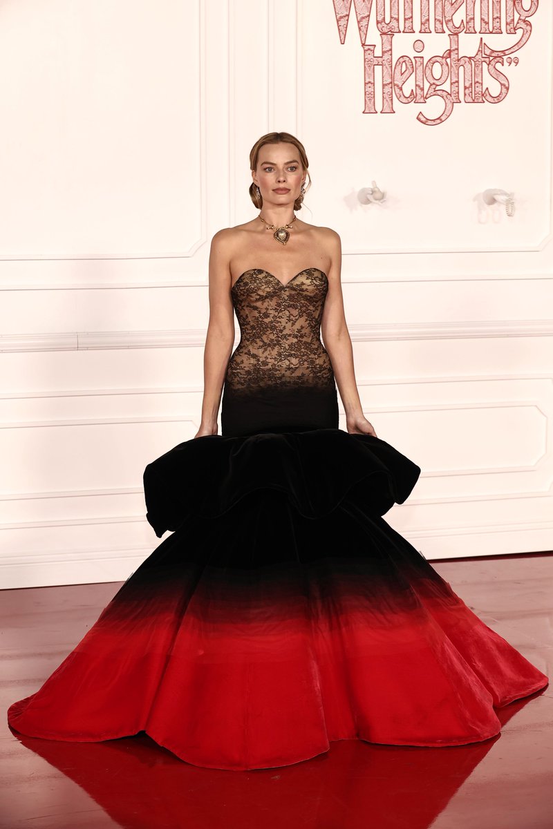 metgalacrave's tweet image. Margot Robbie at the "Wuthering Heights" World Premiere.