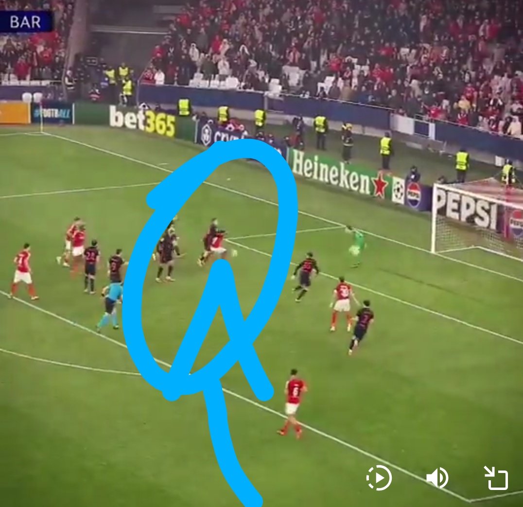<a href="/MartinMinan_/">Martín</a> Penal más grande que el estadio Y todavía tienes el descaro de postear eso