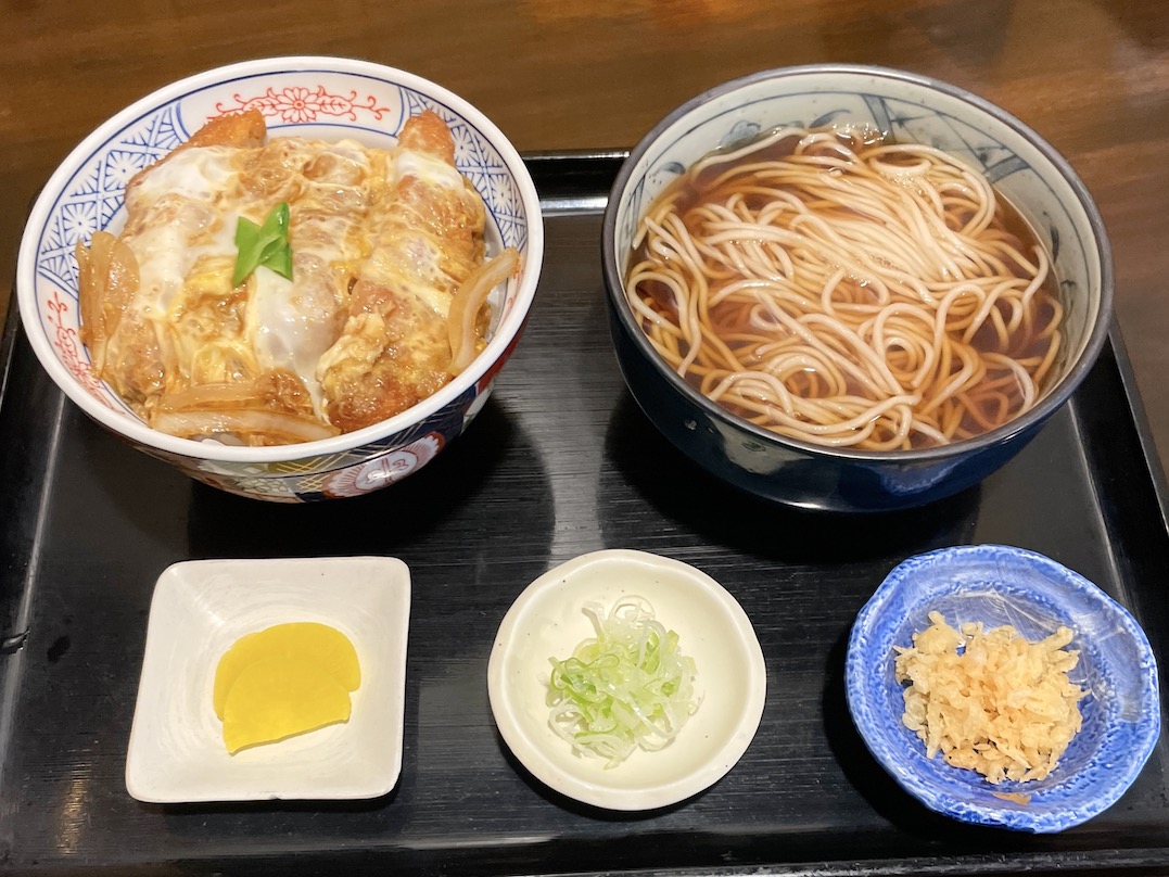 satumeshi's tweet photo. コスパ抜群の蕎麦セットなら「そばや天寿庵」
地下鉄東西線東札幌駅���歩7分ほどの場所にある「天寿庵」。 コスパ抜群の「おそばとセット」がおすすめ！
https://t.co/GEaDWmwHJc

#天寿庵 #蕎麦 #そば #おそばとセット #ちび丼セット #ちびカツ丼 #サツメシ https://t.co/Q6J792fklh